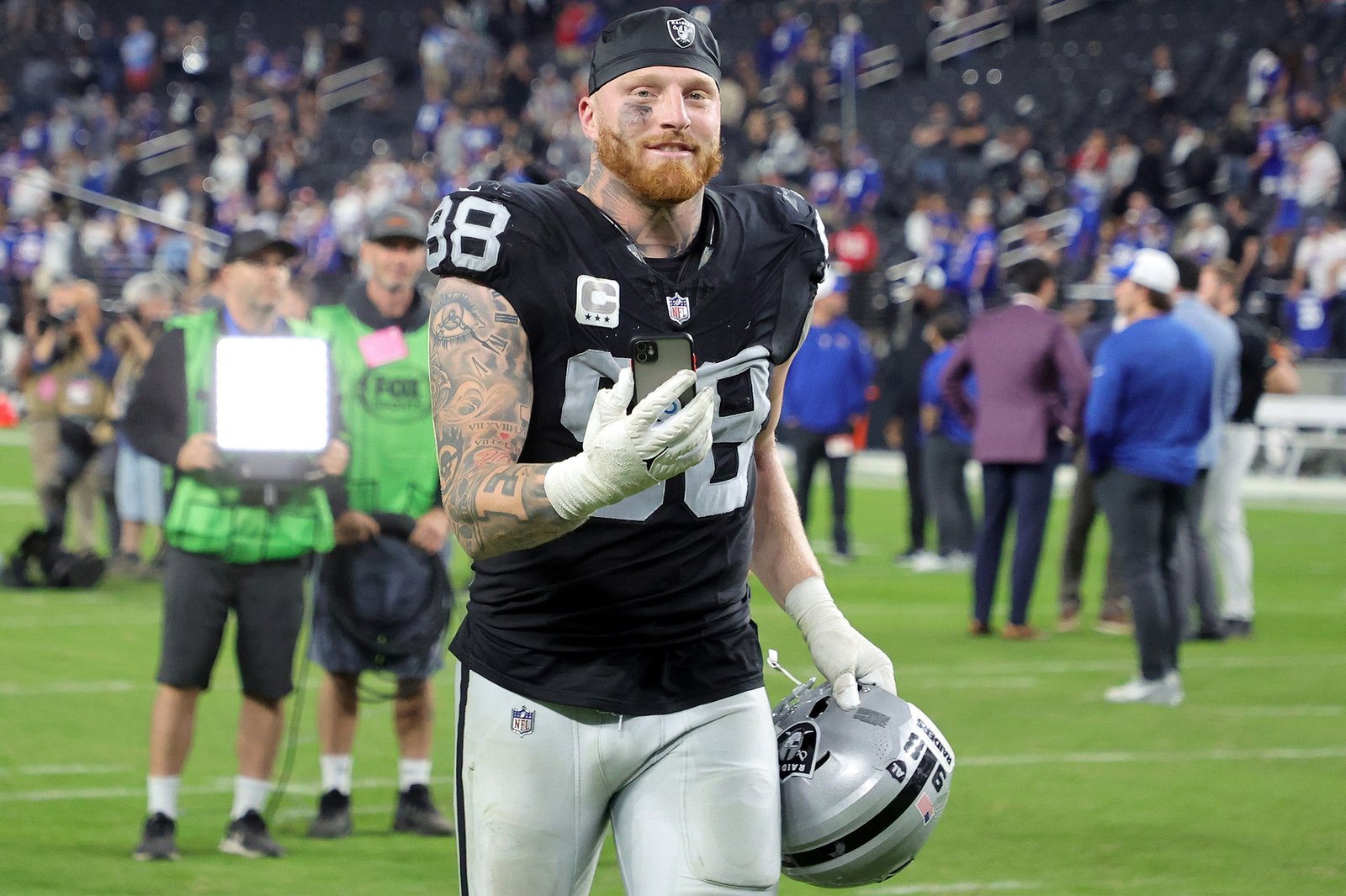 Relentless Drive — Maxx Crosby Battles Through Adversity to Anchor Raiders’ Defensive Identity