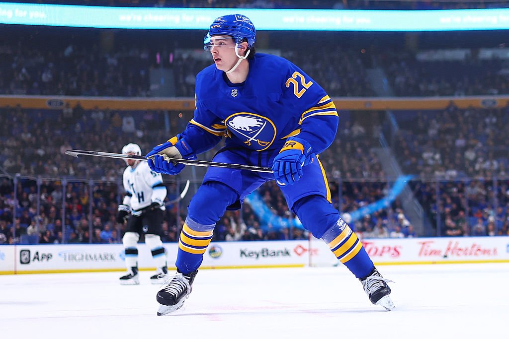 Intense Struggle — Blues Battle to Stave Off Sabres’ Surge in Key Matchup