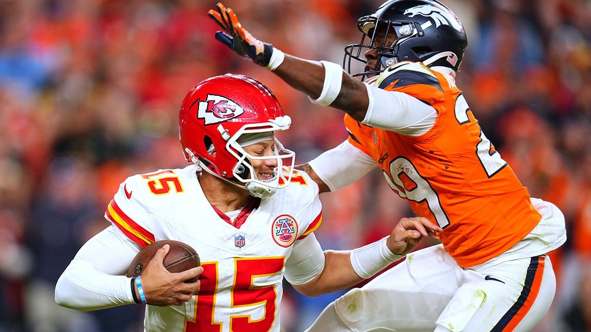 Broncos vs Chiefs: Kansas City Holds Off Denver in AFC Showdown